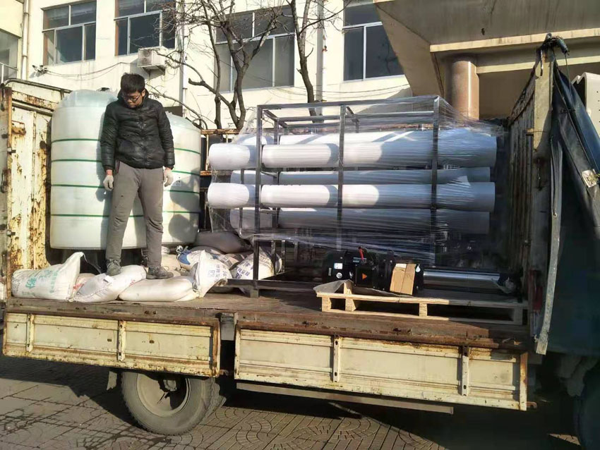 10噸反滲透設備裝車即將發(fā)往河北唐山.jpg